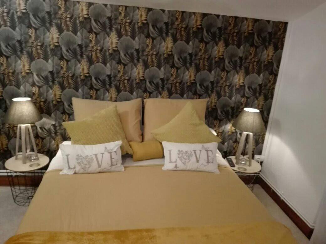 L'Esquilon Chambre D'Hote Bed and Breakfast Thiat Esterno foto