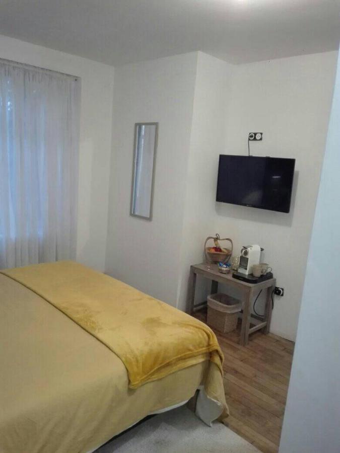 L'Esquilon Chambre D'Hote Bed and Breakfast Thiat Esterno foto